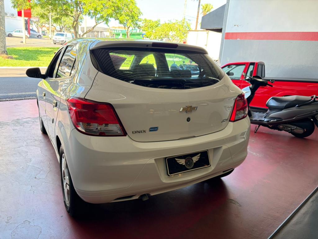 CHEVROLET Onix Hatch - Foto