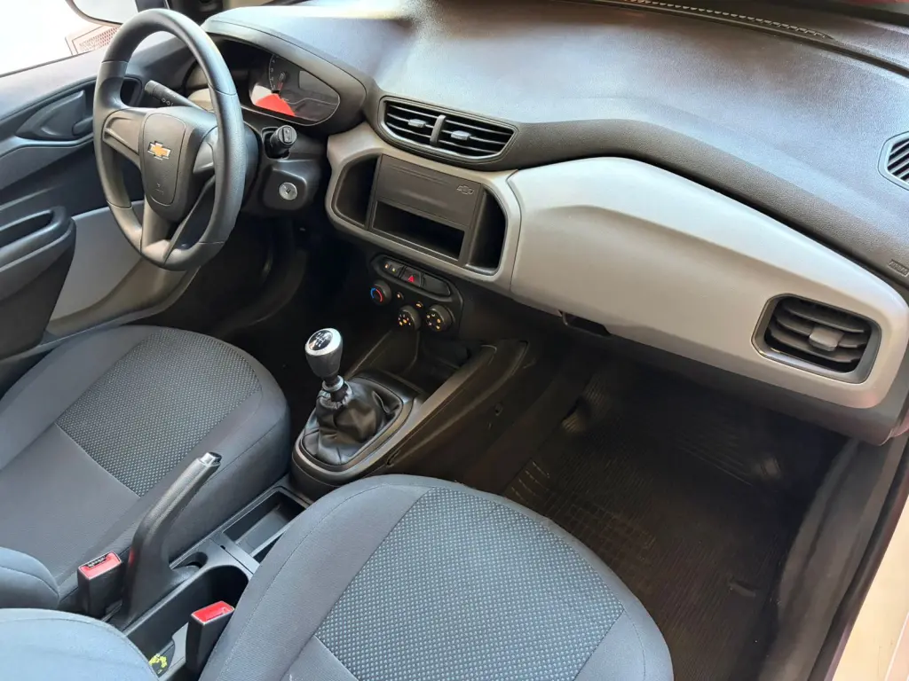 CHEVROLET Onix Hatch - Foto