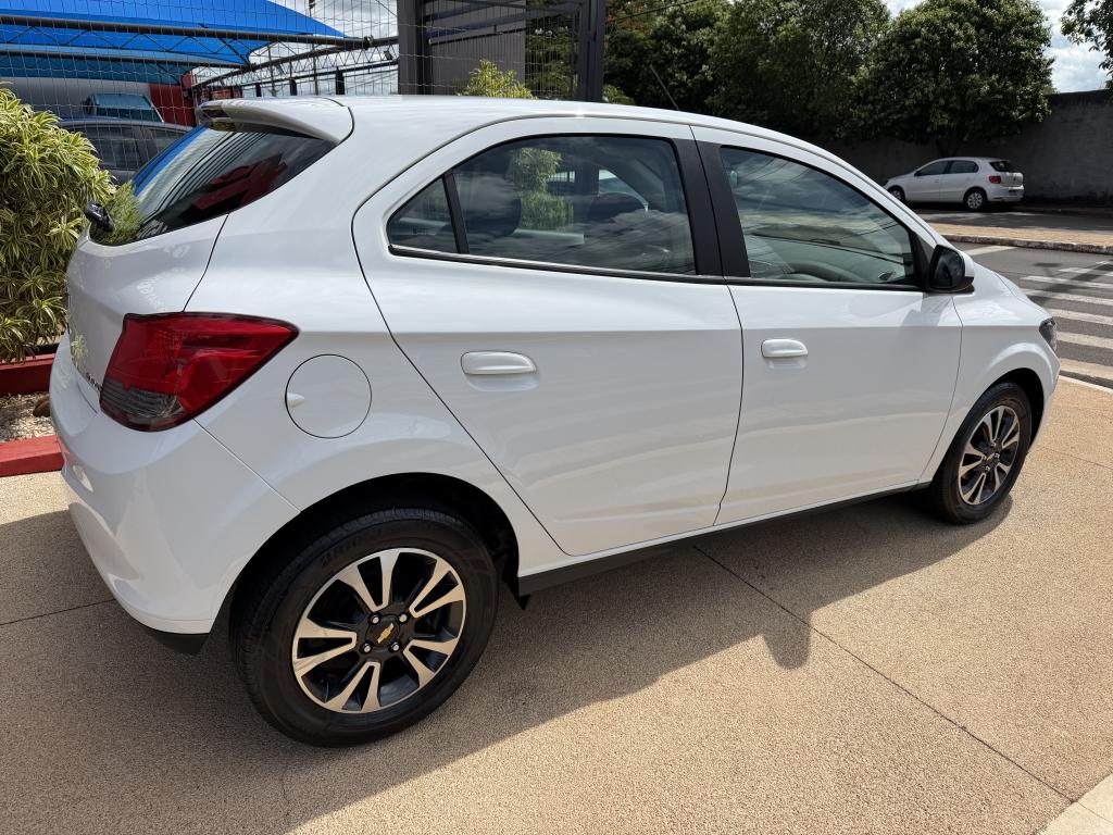 CHEVROLET Onix Hatch - Foto