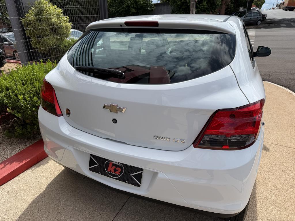 CHEVROLET Onix Hatch - Foto