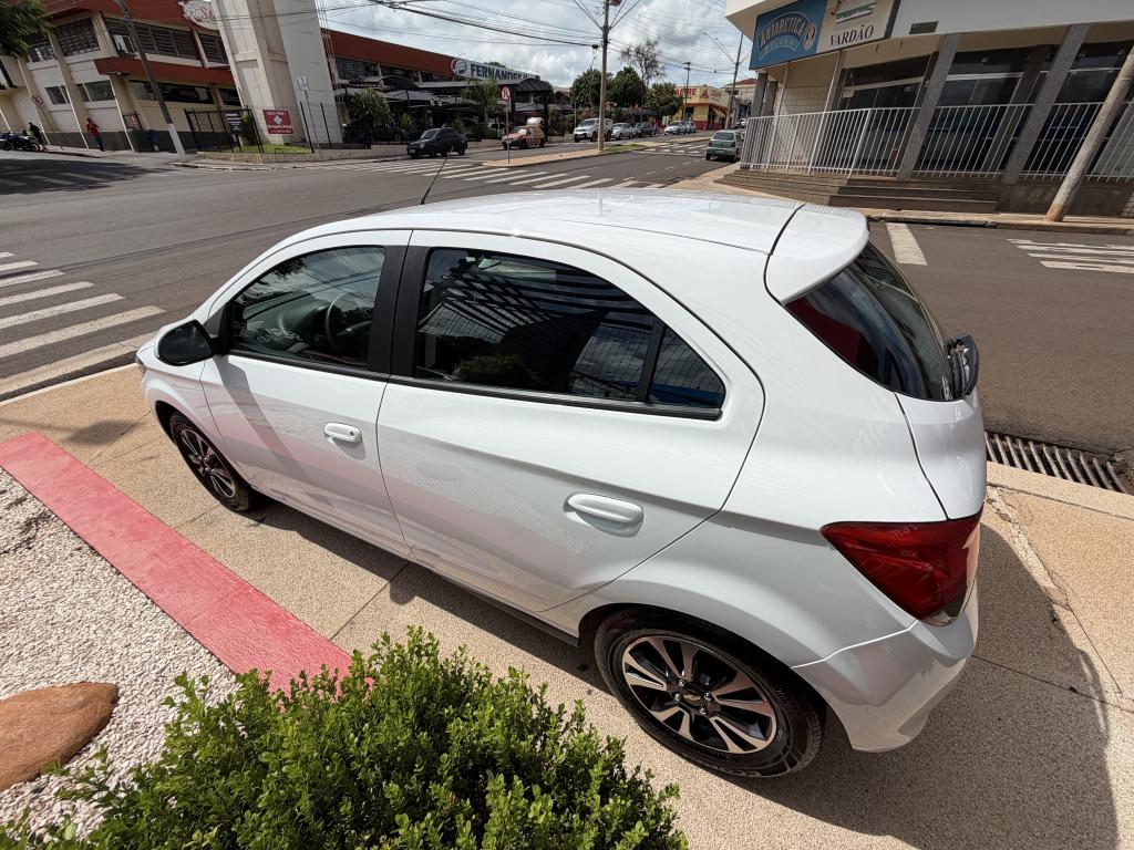 CHEVROLET Onix Hatch - Foto