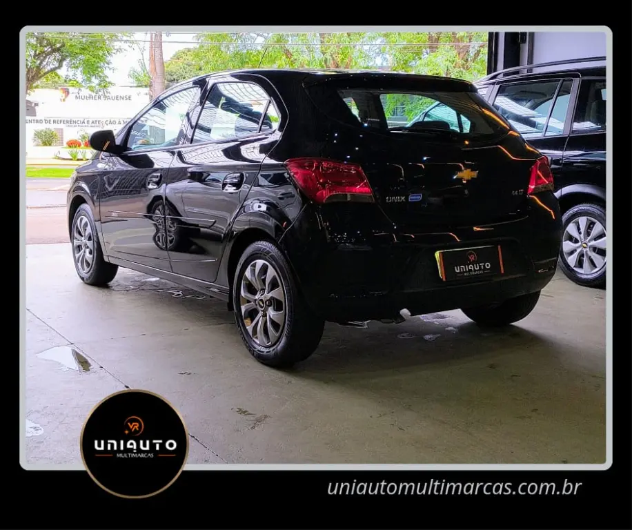 CHEVROLET Onix Hatch - Foto