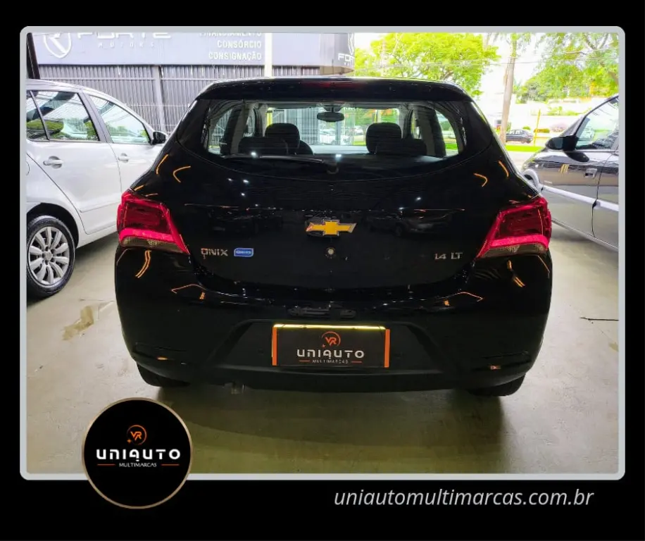 CHEVROLET Onix Hatch - Foto