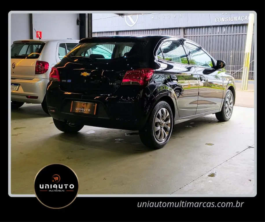 CHEVROLET Onix Hatch - Foto