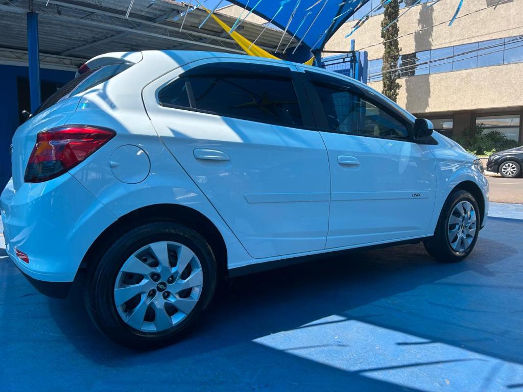 CHEVROLET Onix Hatch - Foto