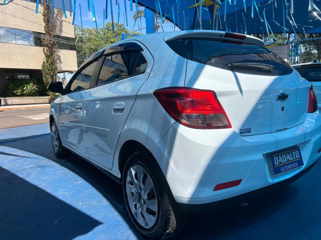 CHEVROLET Onix Hatch - Foto