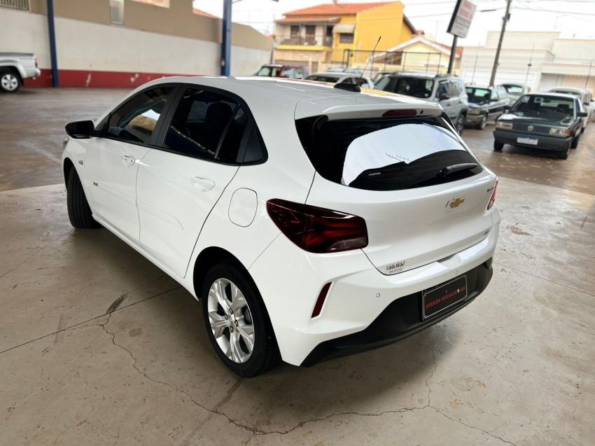 CHEVROLET Onix Hatch - Foto