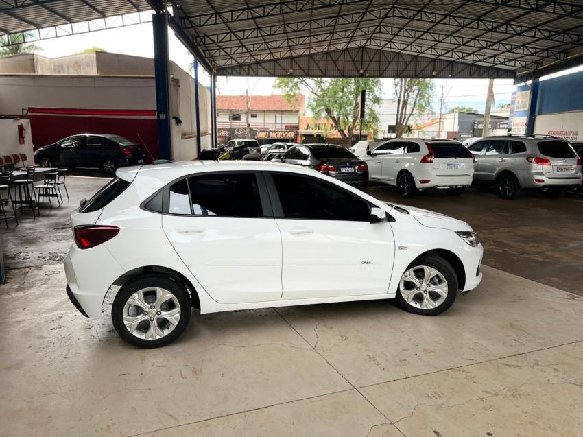 CHEVROLET Onix Hatch - Foto