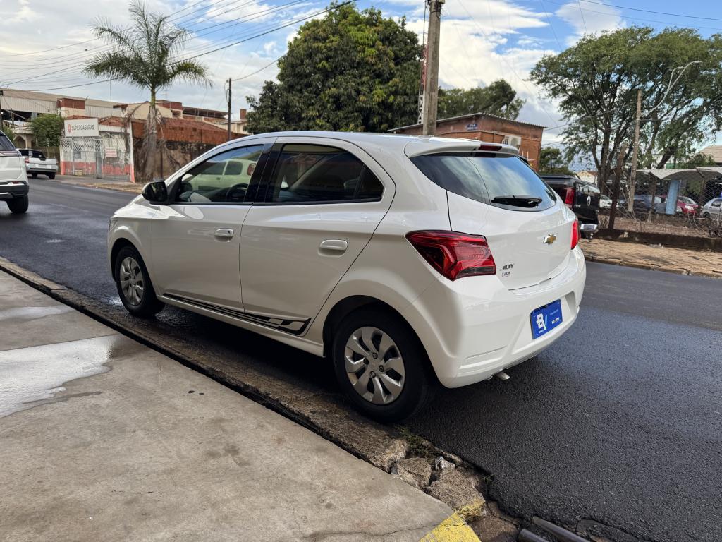 CHEVROLET Onix Hatch - Foto