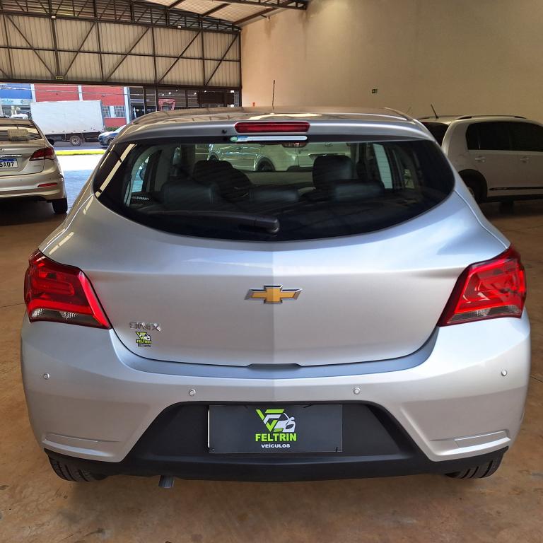 CHEVROLET Onix Hatch - Foto