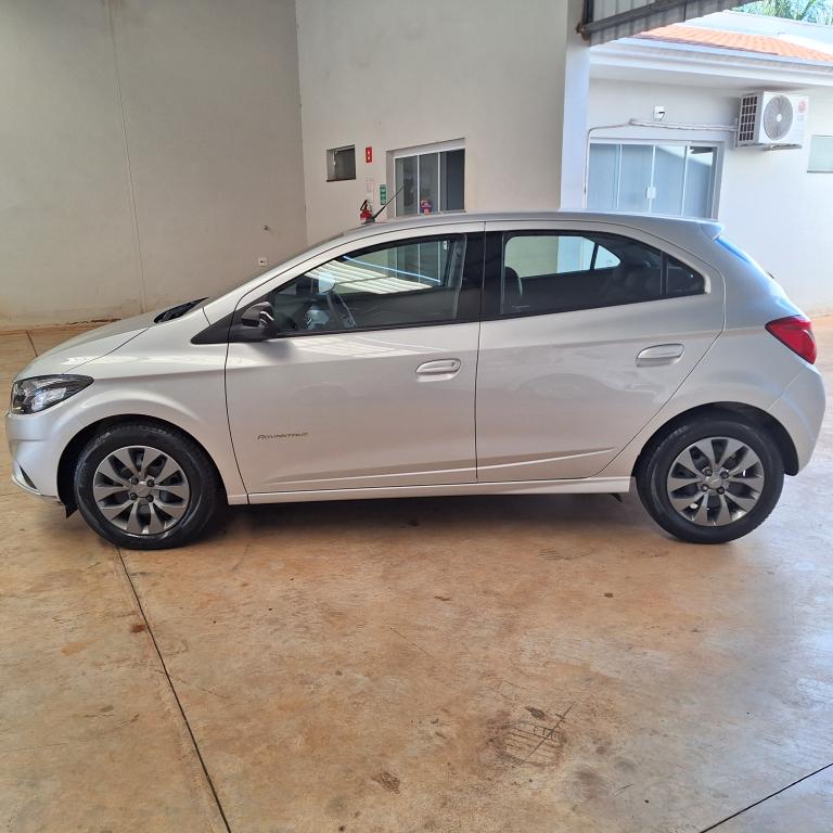 CHEVROLET Onix Hatch - Foto