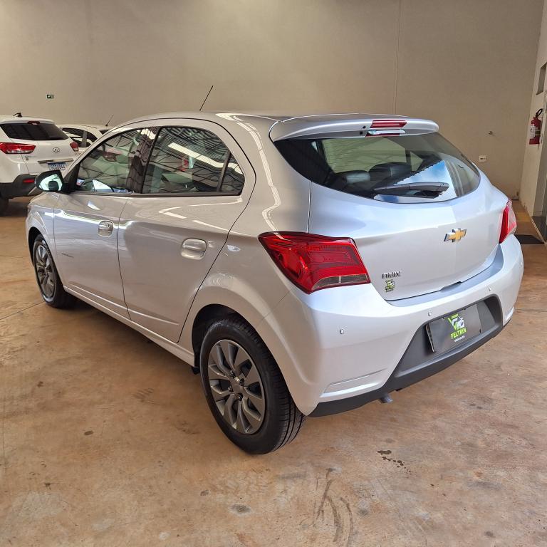 CHEVROLET Onix Hatch - Foto