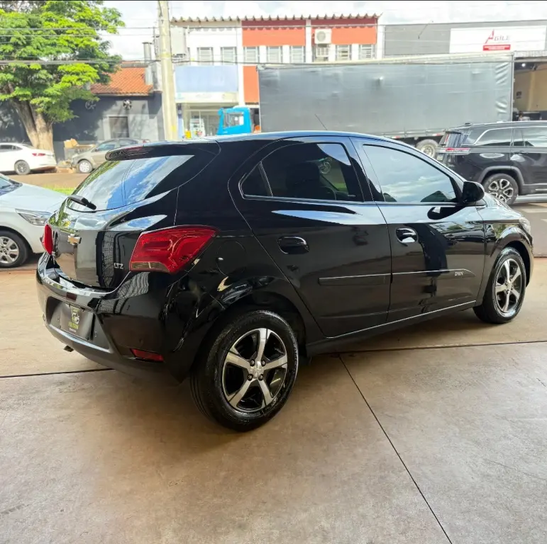 CHEVROLET Onix Hatch - Foto