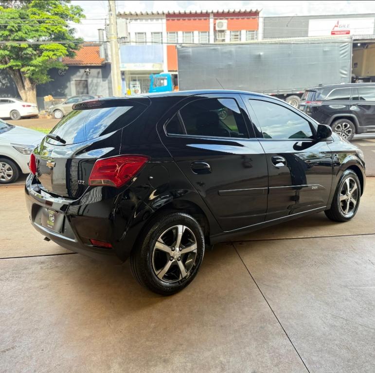 CHEVROLET Onix Hatch - Foto