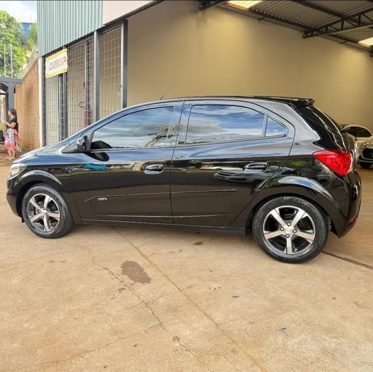 CHEVROLET Onix Hatch - Foto