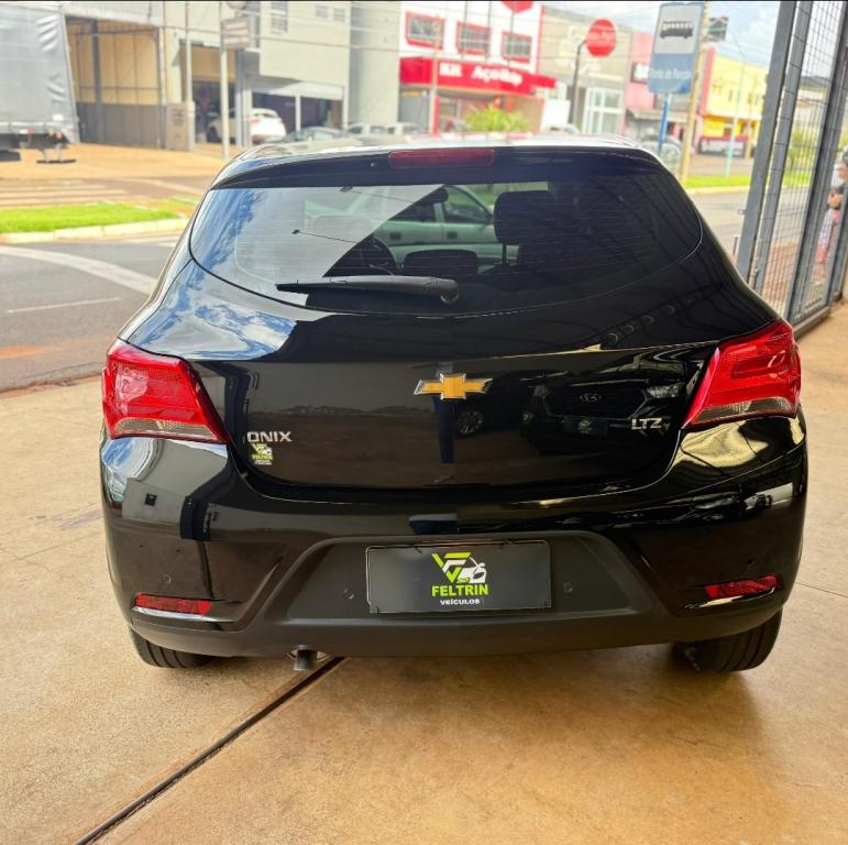 CHEVROLET Onix Hatch - Foto