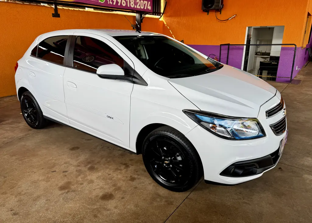 CHEVROLET Onix Hatch - Foto