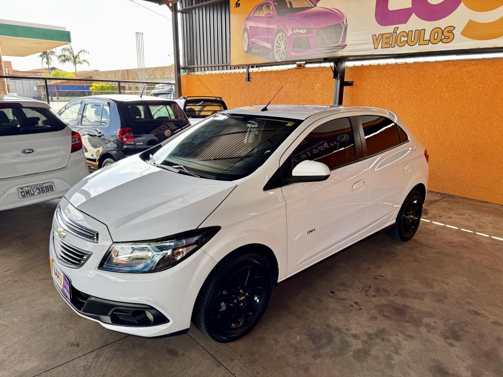 CHEVROLET Onix Hatch - Foto