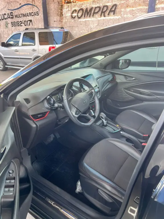 CHEVROLET Onix Hatch - Foto