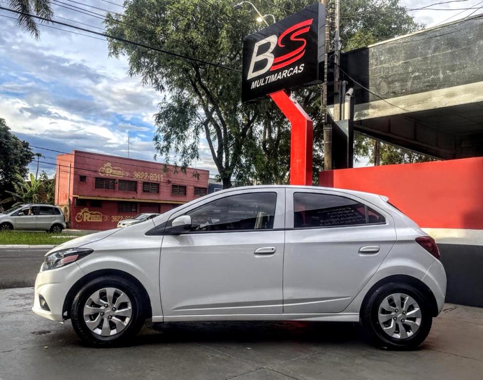 CHEVROLET Onix Hatch - Foto