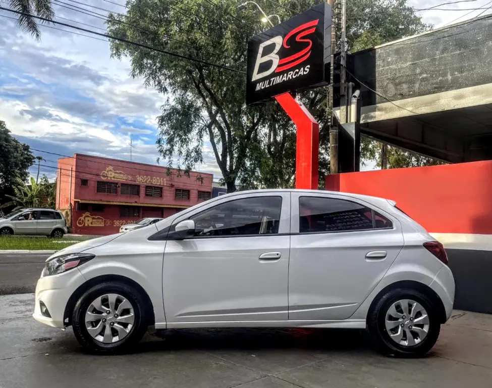 CHEVROLET Onix Hatch - Foto