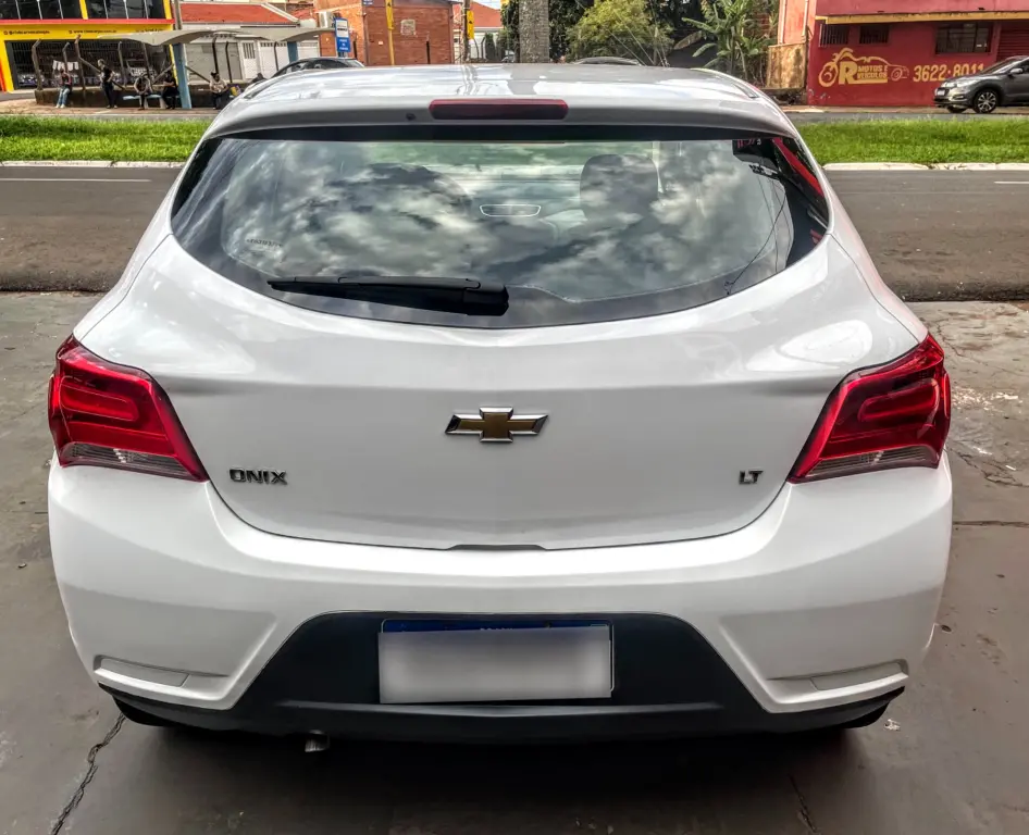 CHEVROLET Onix Hatch - Foto