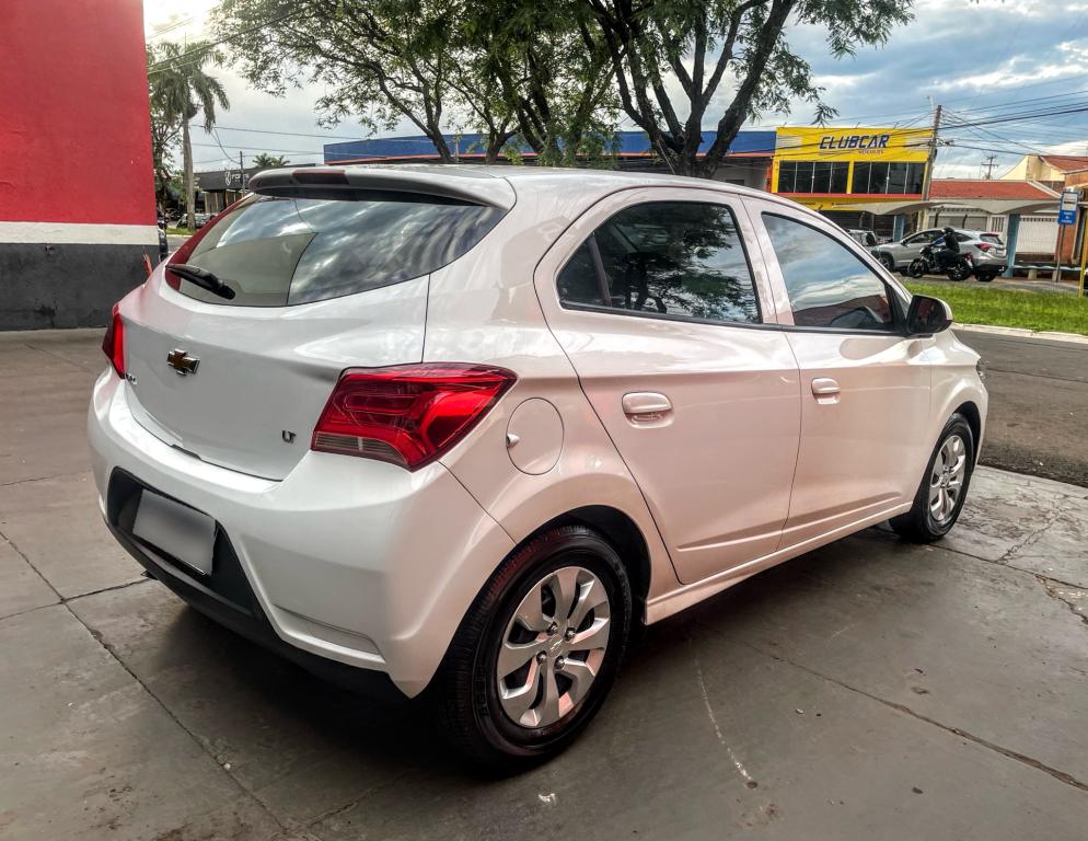 CHEVROLET Onix Hatch - Foto