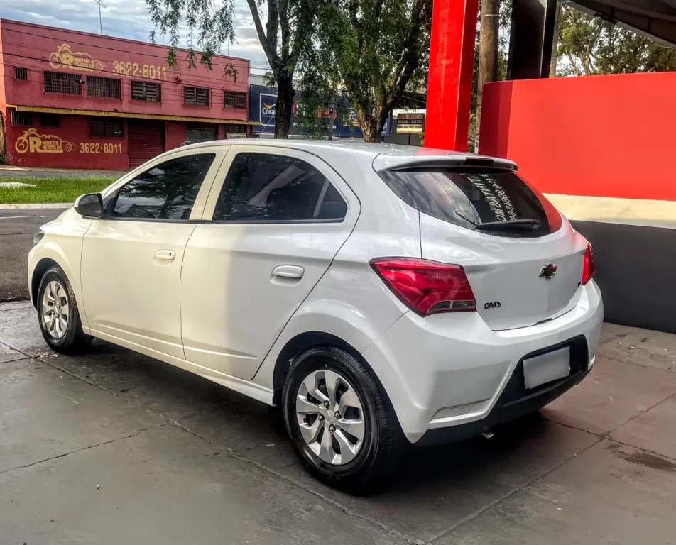 CHEVROLET Onix Hatch - Foto