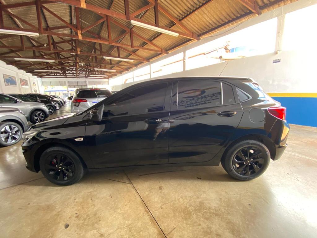 CHEVROLET Onix Hatch - Foto