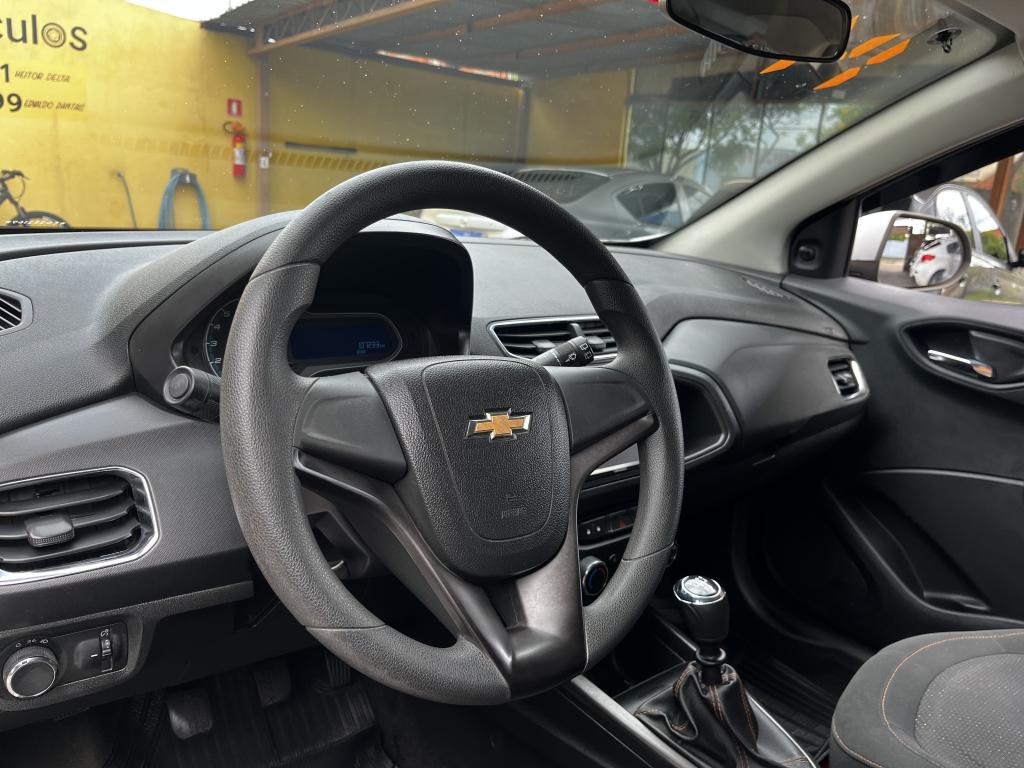 CHEVROLET Onix Hatch - Foto