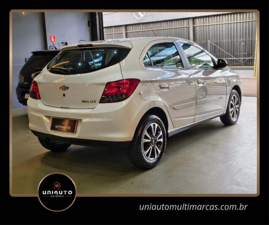 CHEVROLET Onix Hatch - Foto