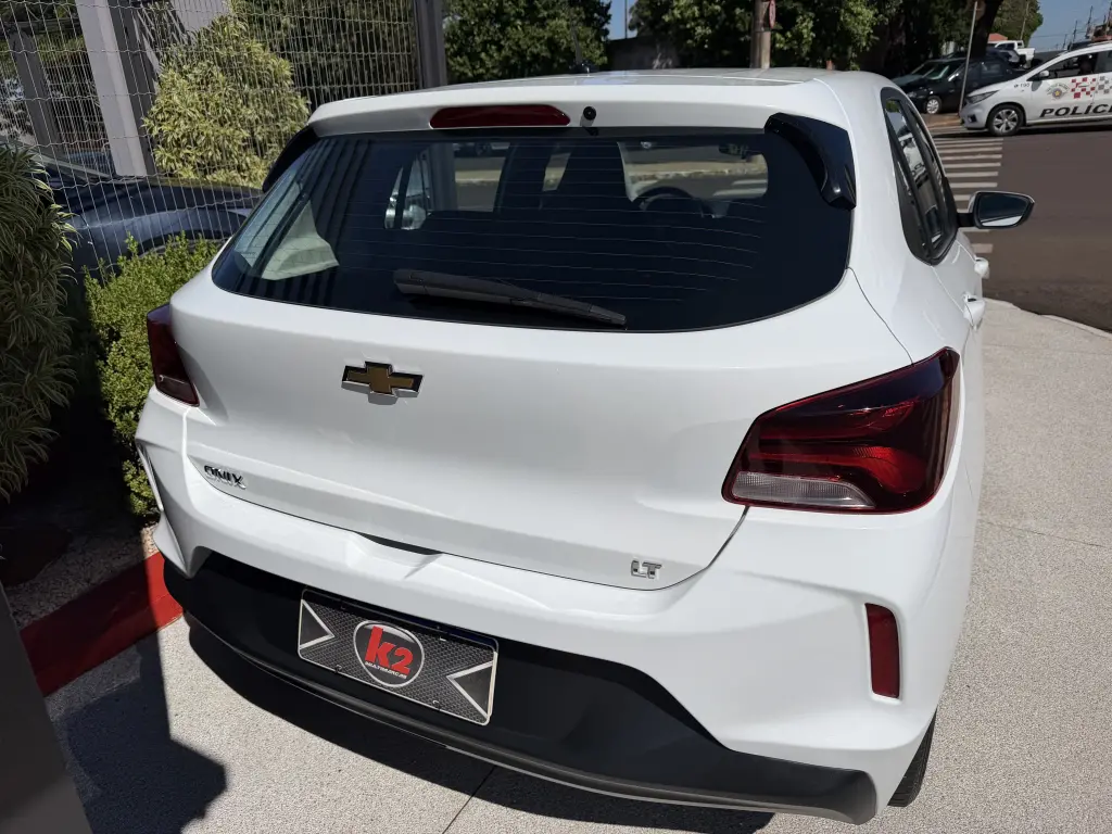 CHEVROLET Onix Hatch - Foto