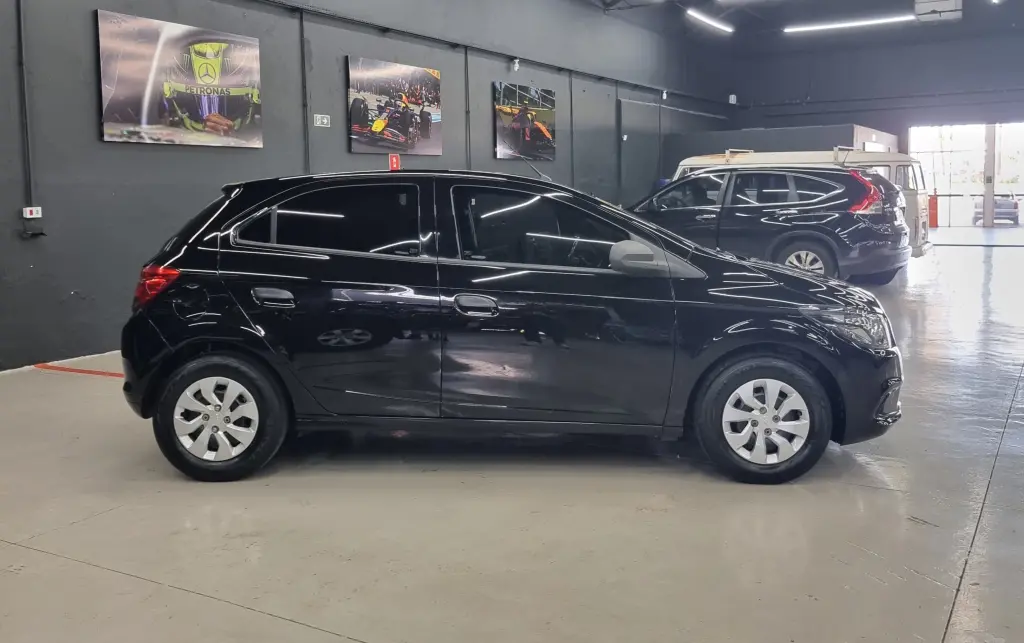 CHEVROLET Onix Hatch - Foto