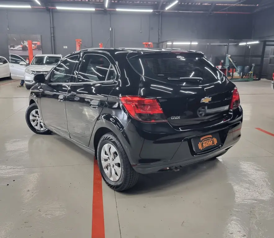 CHEVROLET Onix Hatch - Foto