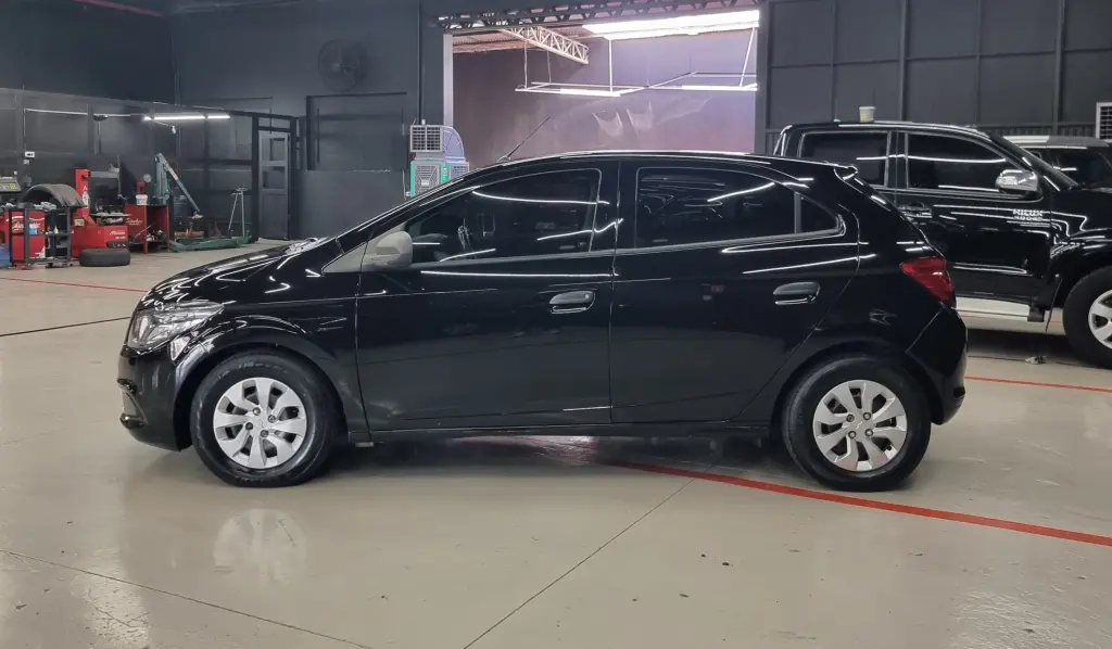 CHEVROLET Onix Hatch - Foto