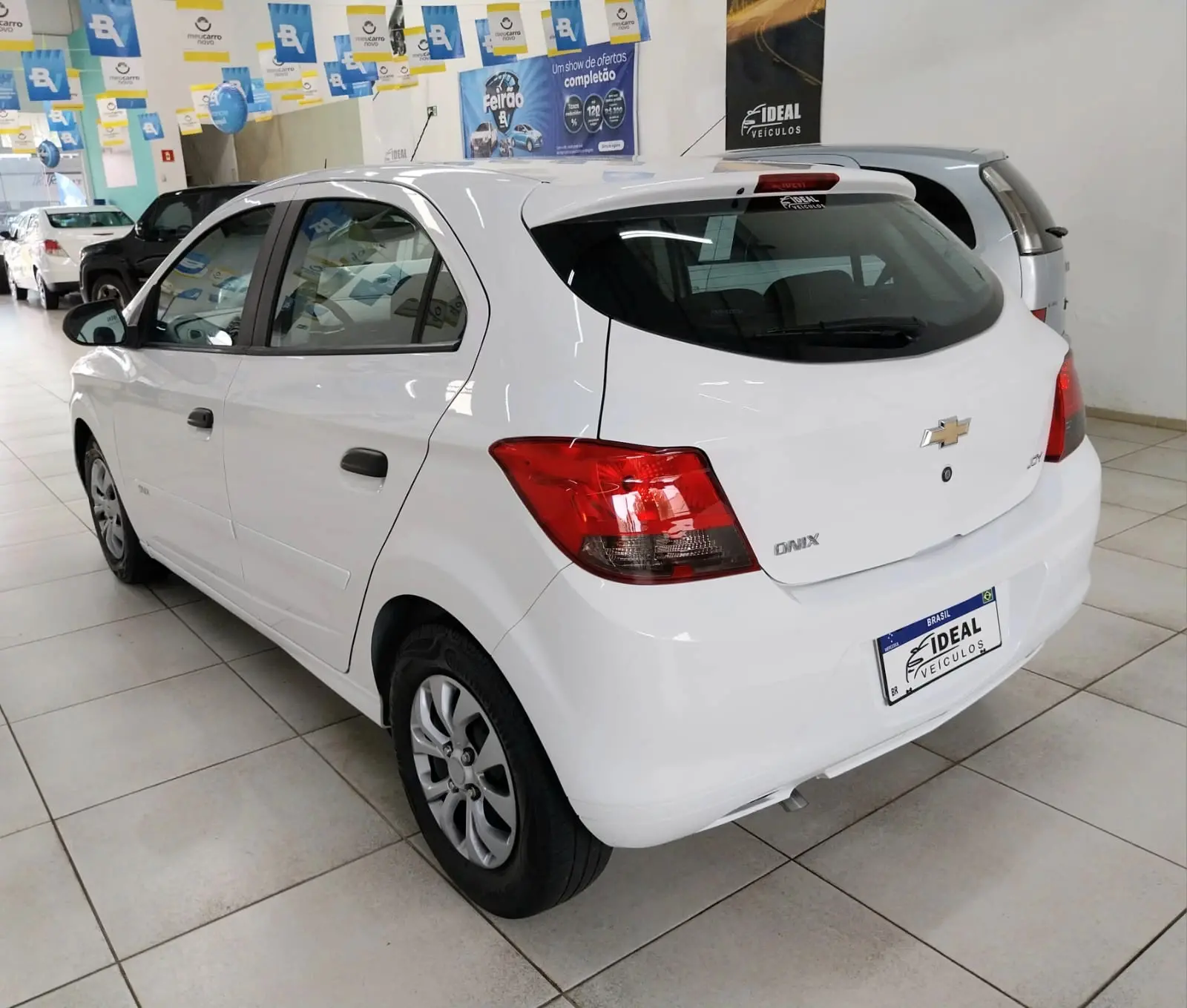 CHEVROLET Onix Hatch - Foto