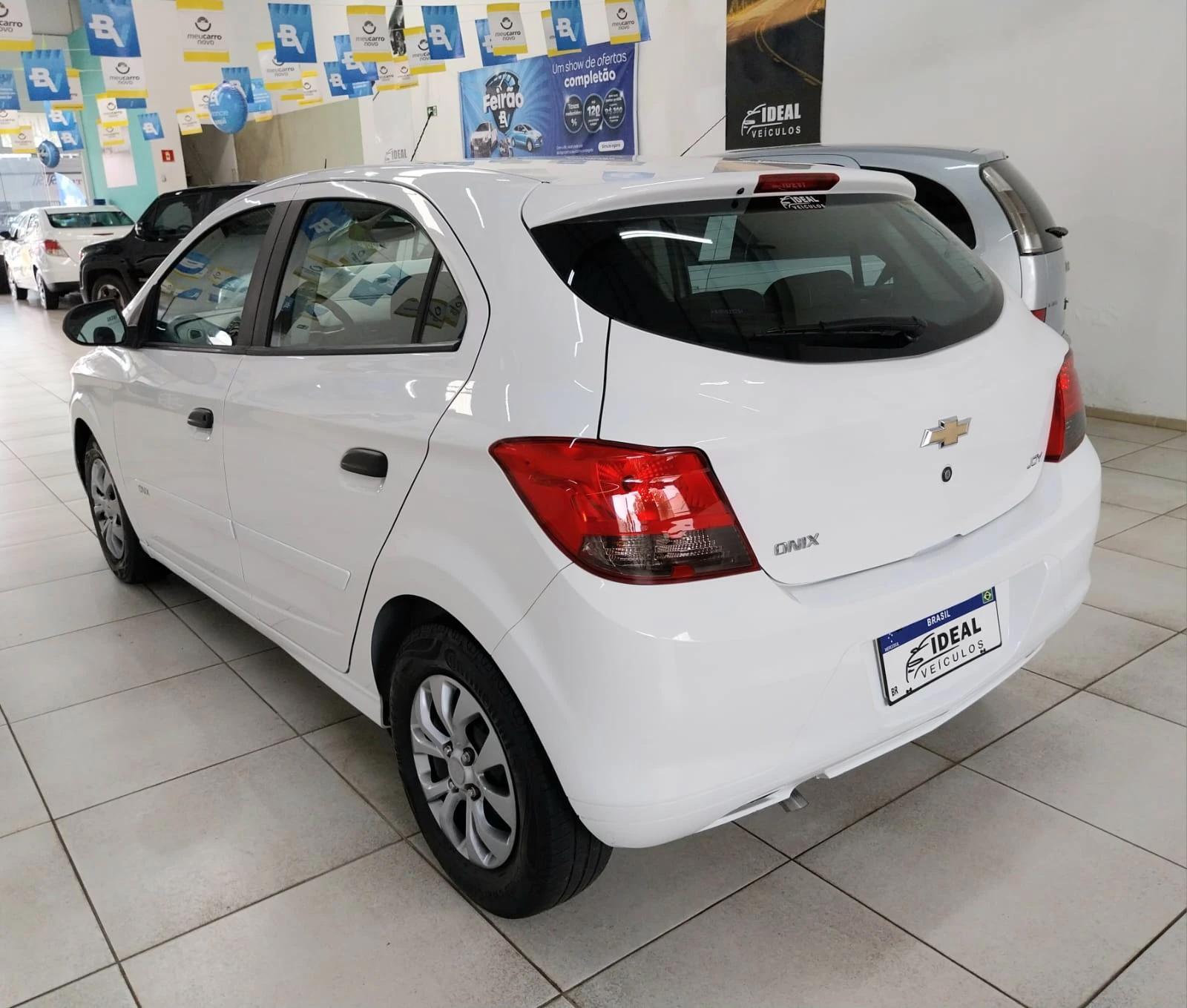 CHEVROLET Onix Hatch - Foto