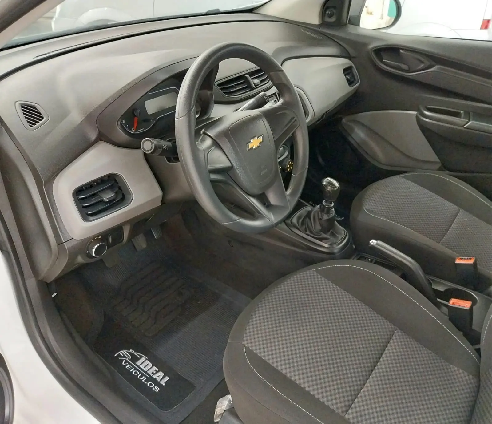 CHEVROLET Onix Hatch - Foto