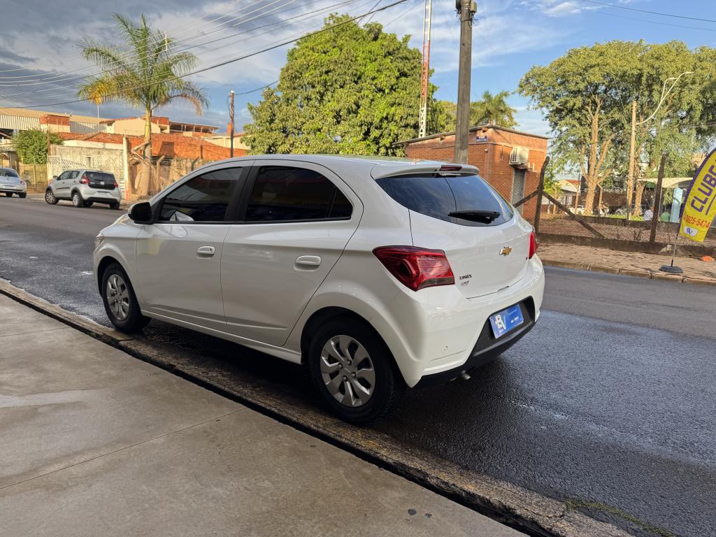 CHEVROLET Onix Hatch - Foto