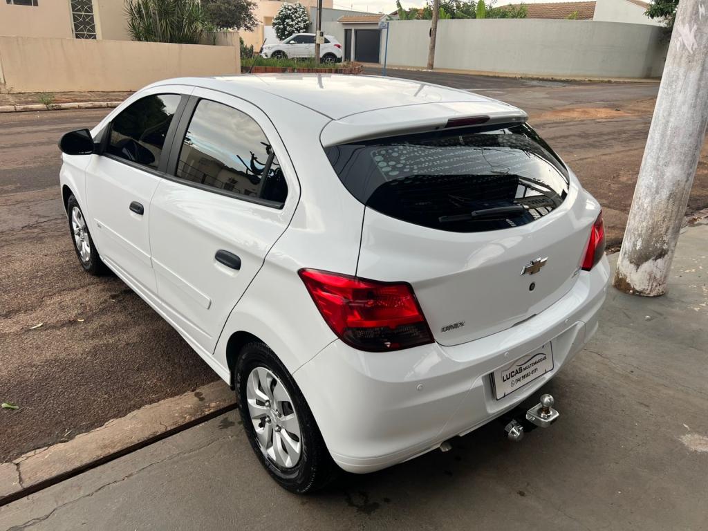 CHEVROLET Onix Hatch - Foto