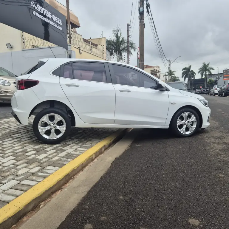 CHEVROLET Onix Hatch - Foto