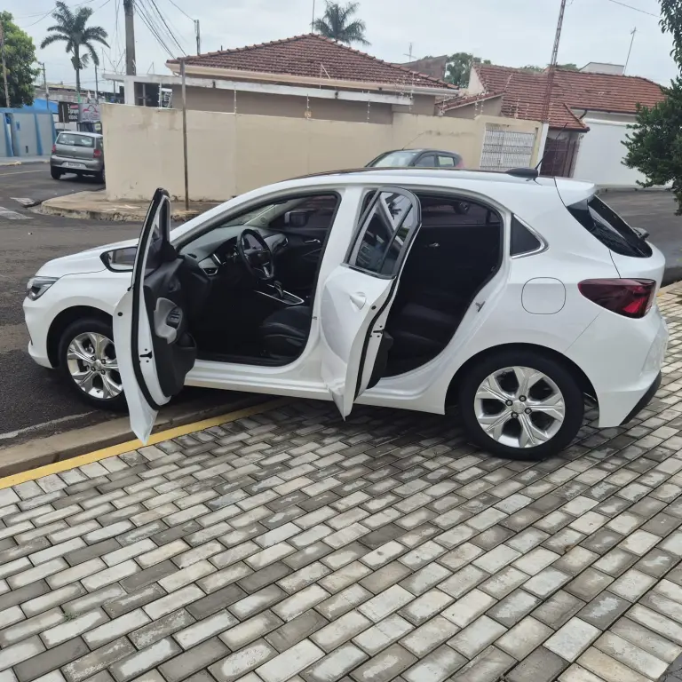 CHEVROLET Onix Hatch - Foto