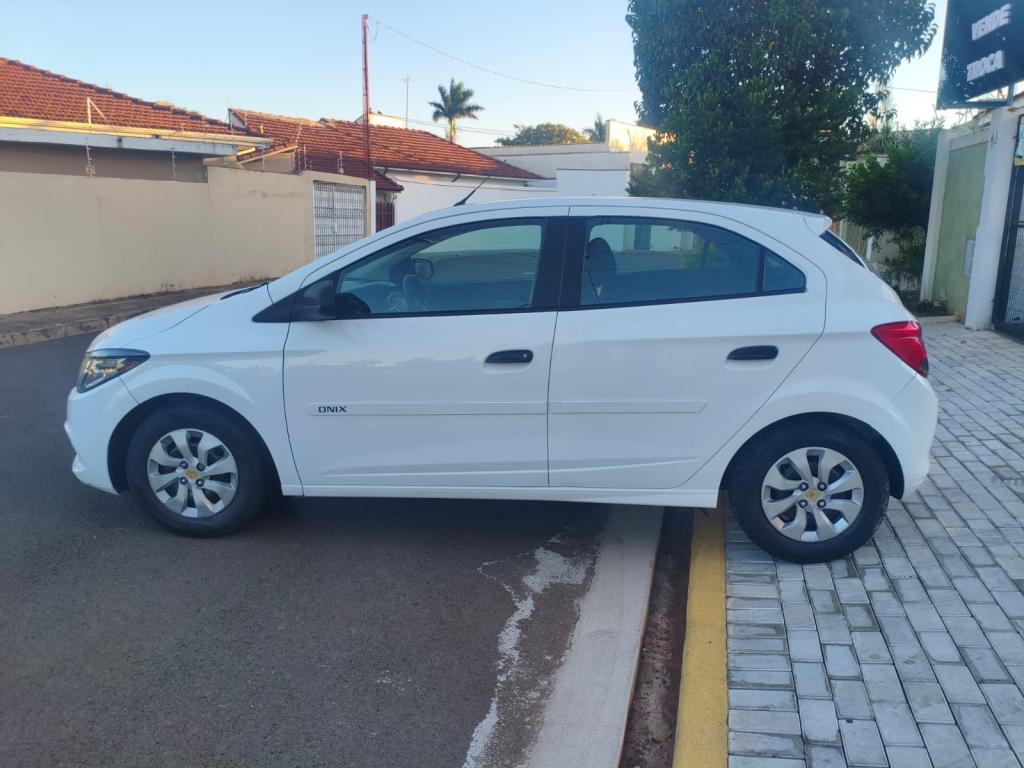 CHEVROLET Onix Hatch - Foto