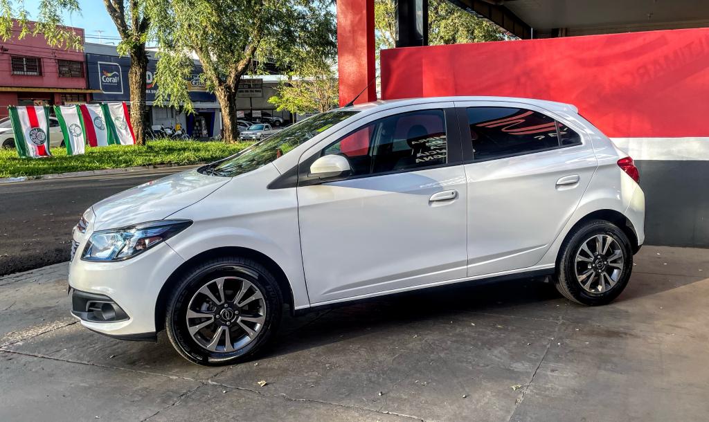 CHEVROLET Onix Hatch - Foto