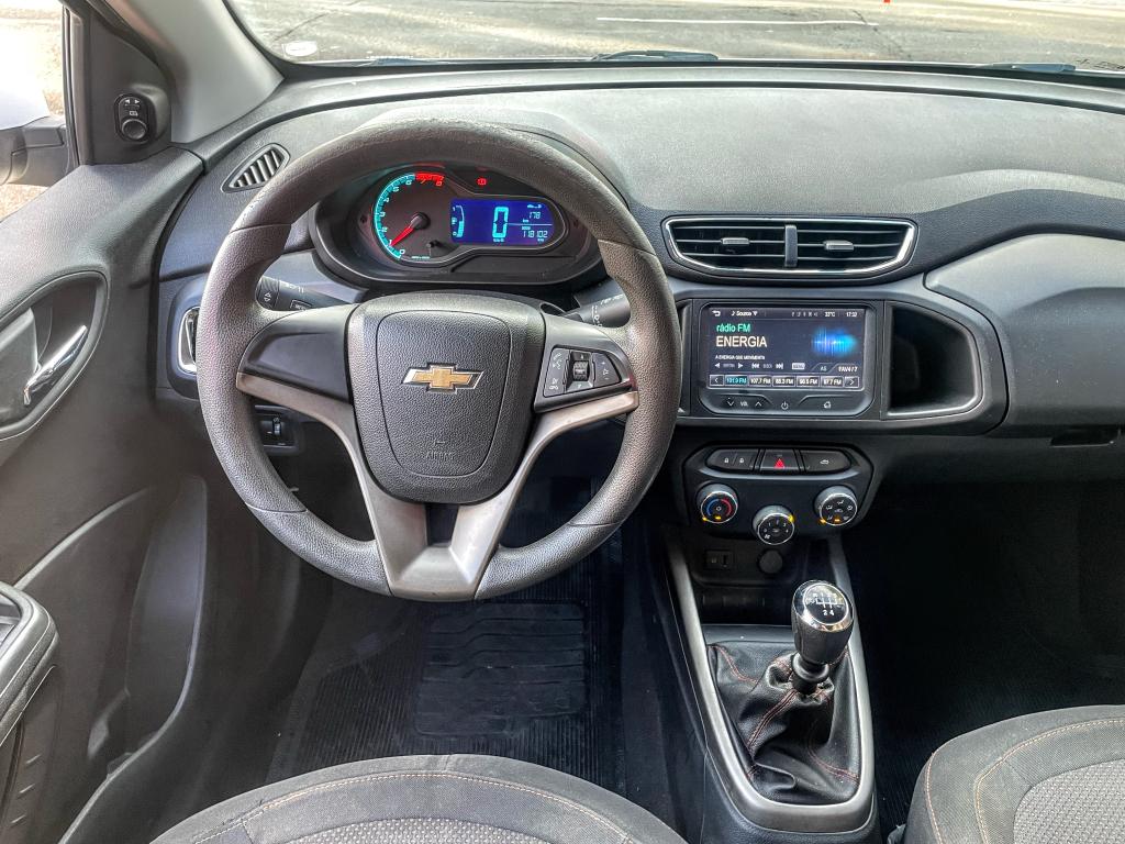 CHEVROLET Onix Hatch - Foto