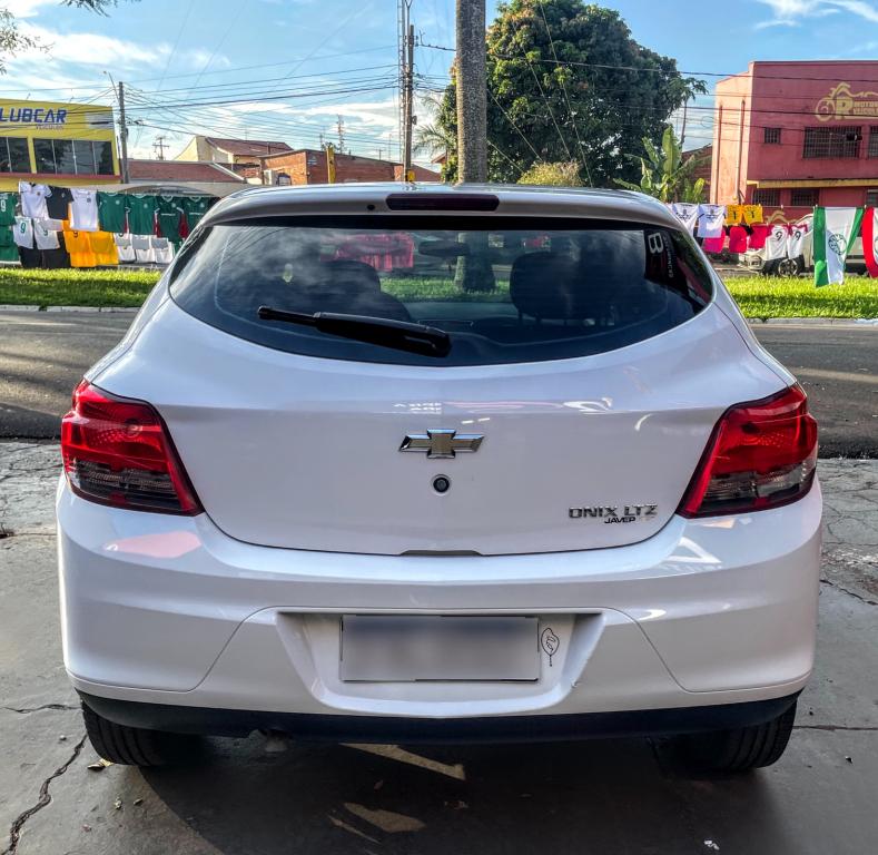 CHEVROLET Onix Hatch - Foto