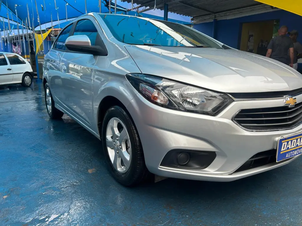 CHEVROLET Onix Hatch - Foto