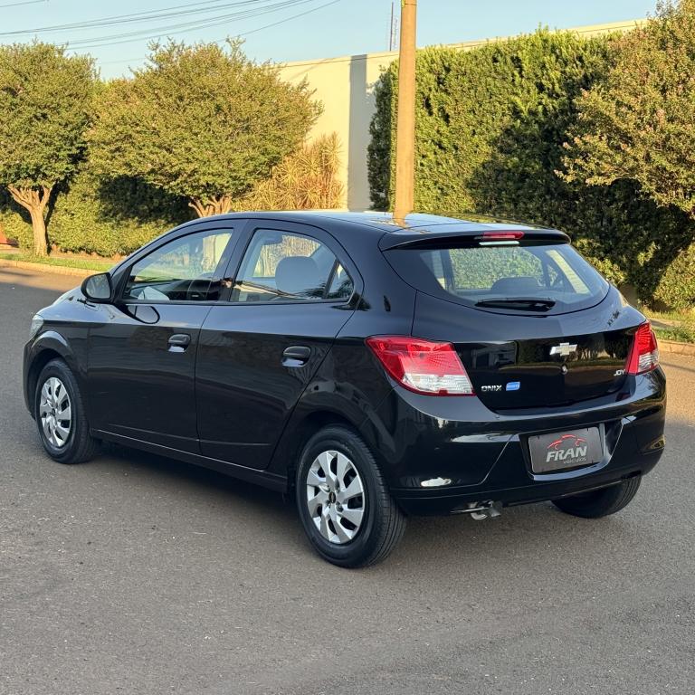 CHEVROLET Onix Hatch - Foto