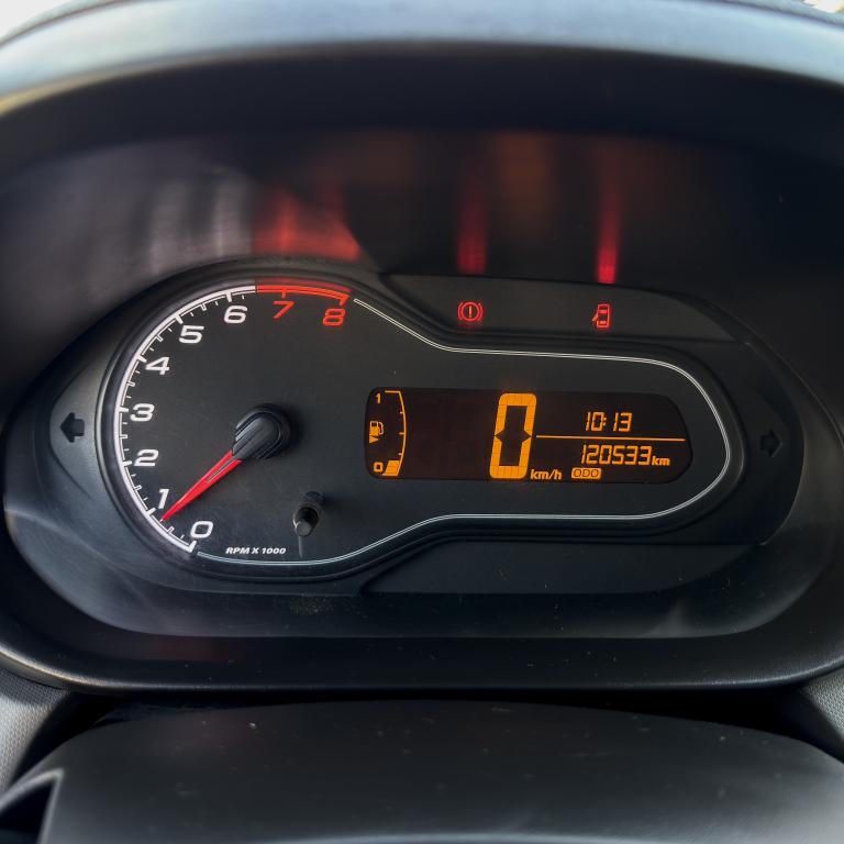 CHEVROLET Onix Hatch - Foto