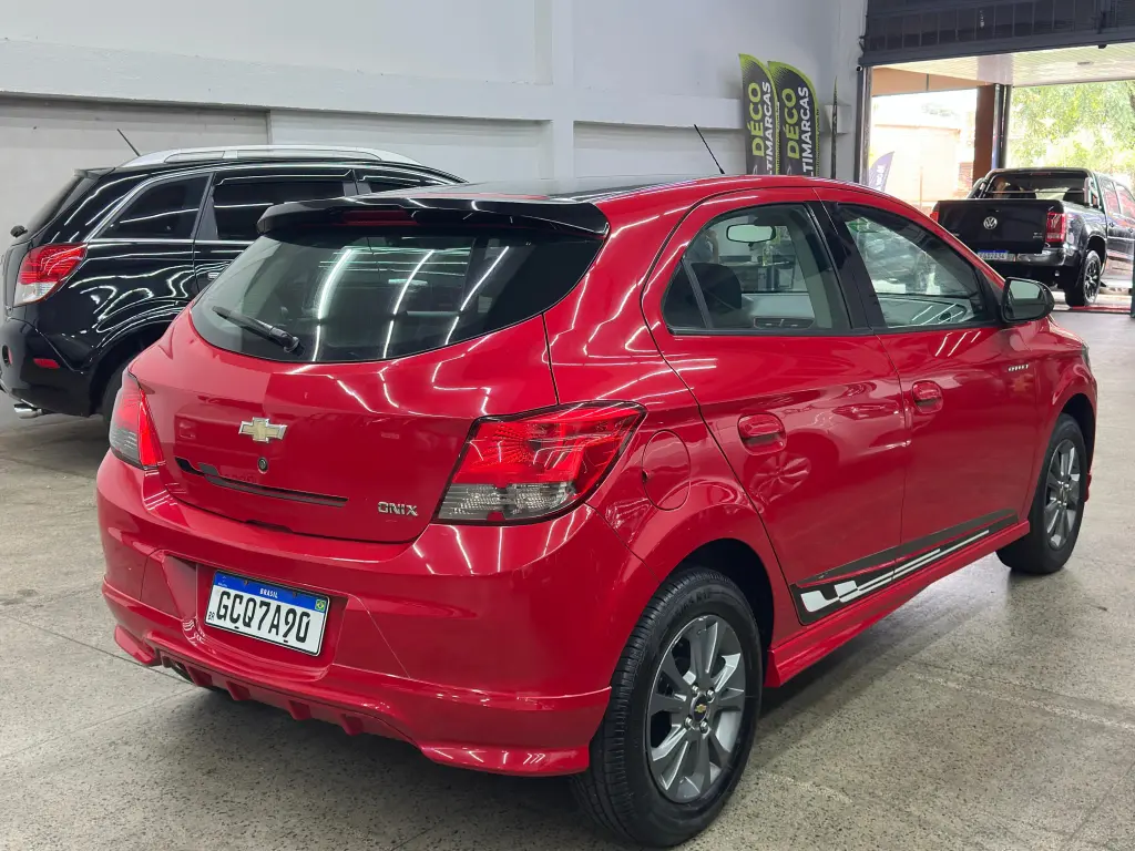 CHEVROLET Onix Hatch - Foto